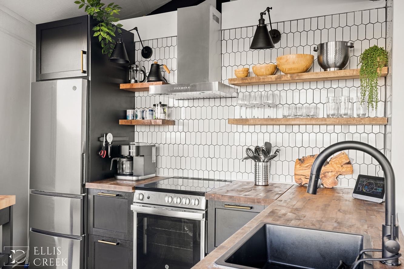 Full Kitchen with all you need to cook your favorite meal